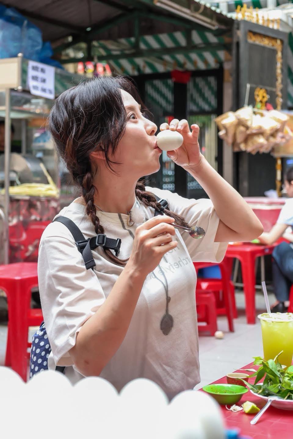 Song Ji Hyo thưởng thức món đặc sản Việt Nam Song Ji Hyo hạnh phúc khi trải nghiệm ẩm thực Việt