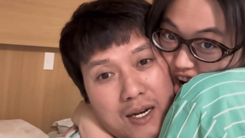 Cặp đôi thể hiện tình cảm trong ngày đặc biệt