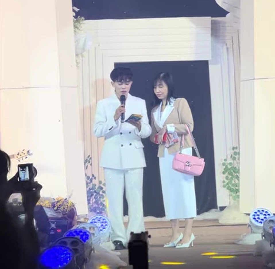 Hồ Văn Cường nhận tiền mặt từ các khán giả gửi tới Hồ Văn Cường nhận tiền mặt trên sân khấu