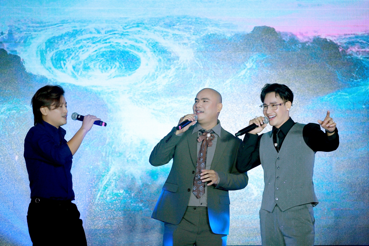 A Tuân biểu diễn trong sự kiện