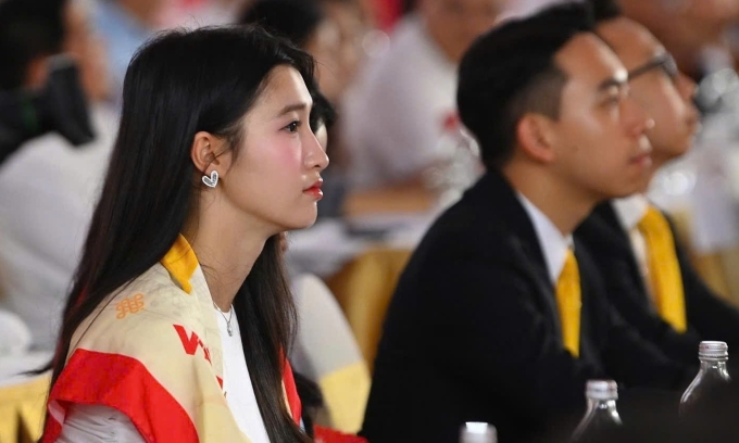 Phương Nhi ngồi cạnh ông xã với phong thái điềm tĩnh