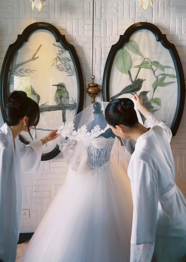 Tiên Nguyễn chuẩn bị váy cưới