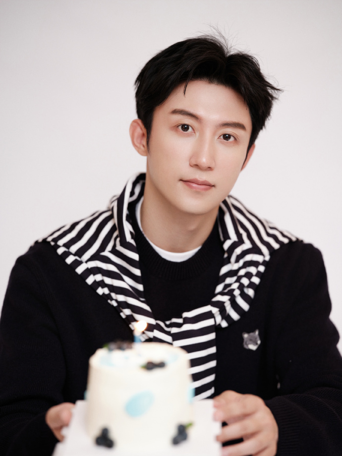 Mỹ nam lộ clip hẹn hò ở Phú Quốc thay bồ, lần này cặp kè Hoa khôi đẹp nhất trường múa?- Ảnh 1. Hoàng Cảnh Du bị tung bằng chứng đưa gái trẻ về nhà qua đêm