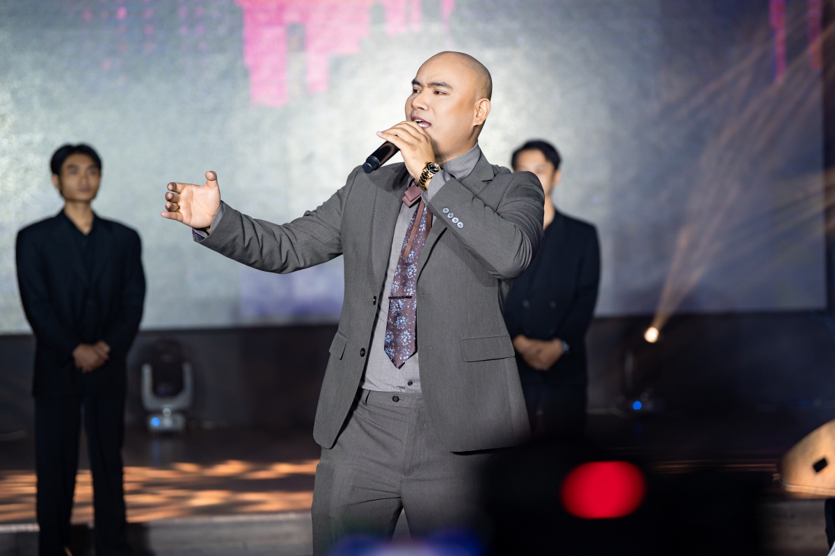 A Tuân cùng khách mời trên sân khấu