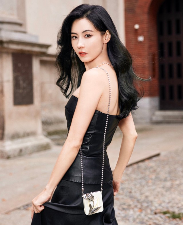 Trương Bá Chi thừa nhận mắc bệnh lạ, sống phụ thuộc vào người quản lý - Ảnh 3. Cô phải phụ thuộc vào người quản lý trong cuộc sống cũng như công việc.