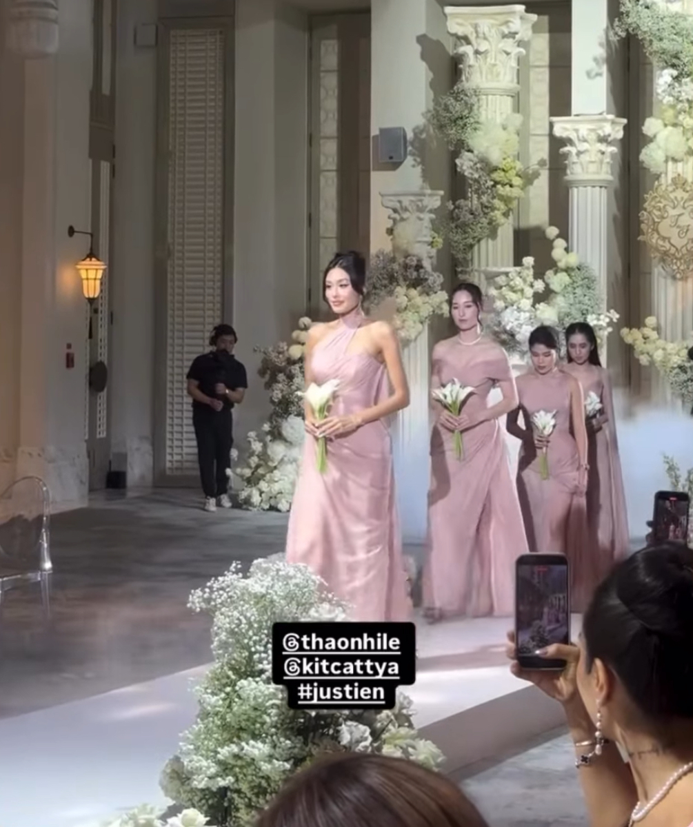 Lễ cưới Tiên Nguyễn tại Đà Nẵng: Cô dâu chú rể khoá môi, Hà Tăng - Linh Rin không tham dự- Ảnh 7. Thảo Nhi lê dẫn đầu dàn phù dâu đưa Tiên Nguyễn vào lễ đường