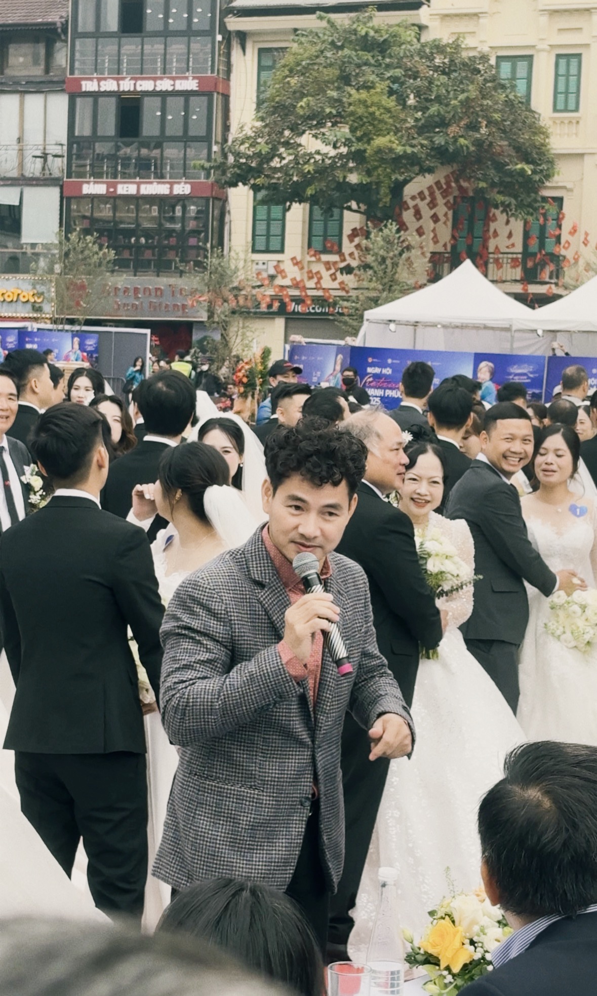 Cục trưởng Xuân Bắc chụp ảnh với các cặp đôi