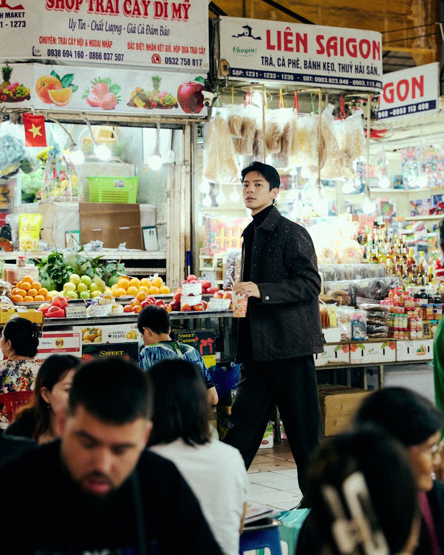 Lâm Bách Hoành tạo dáng trước ống kính Mỹ nam Đài Loan tạo dáng tại chợ Bến Thành