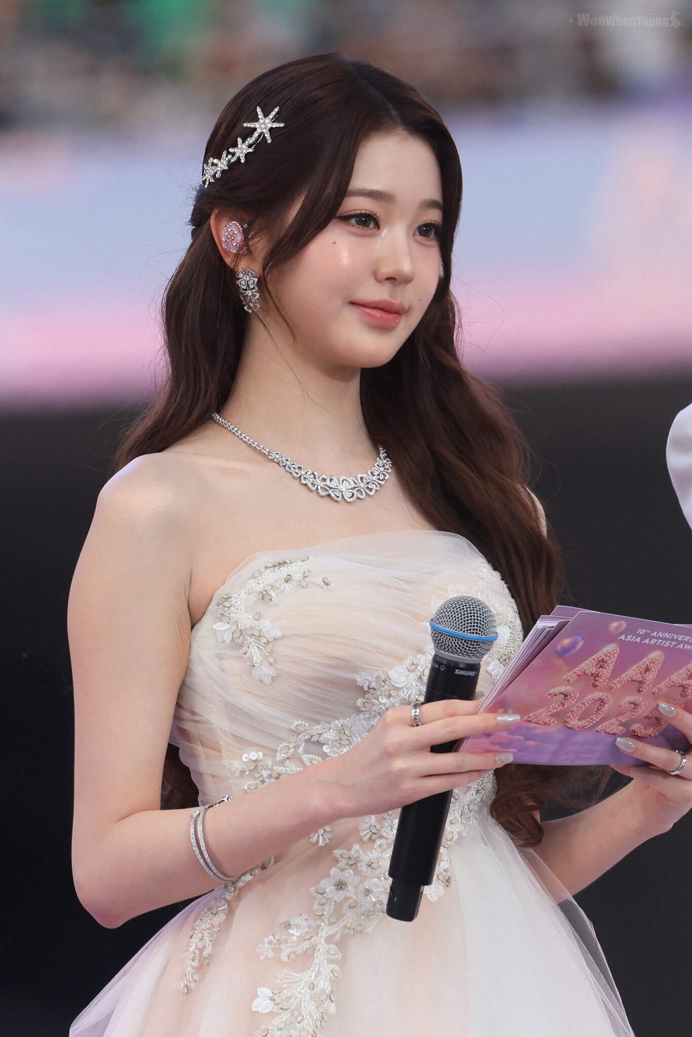 Visual phát sáng của Jang Wonyoung trên thảm đỏ Jang Wonyoung lộng lẫy trong chiếc váy hồng pastel