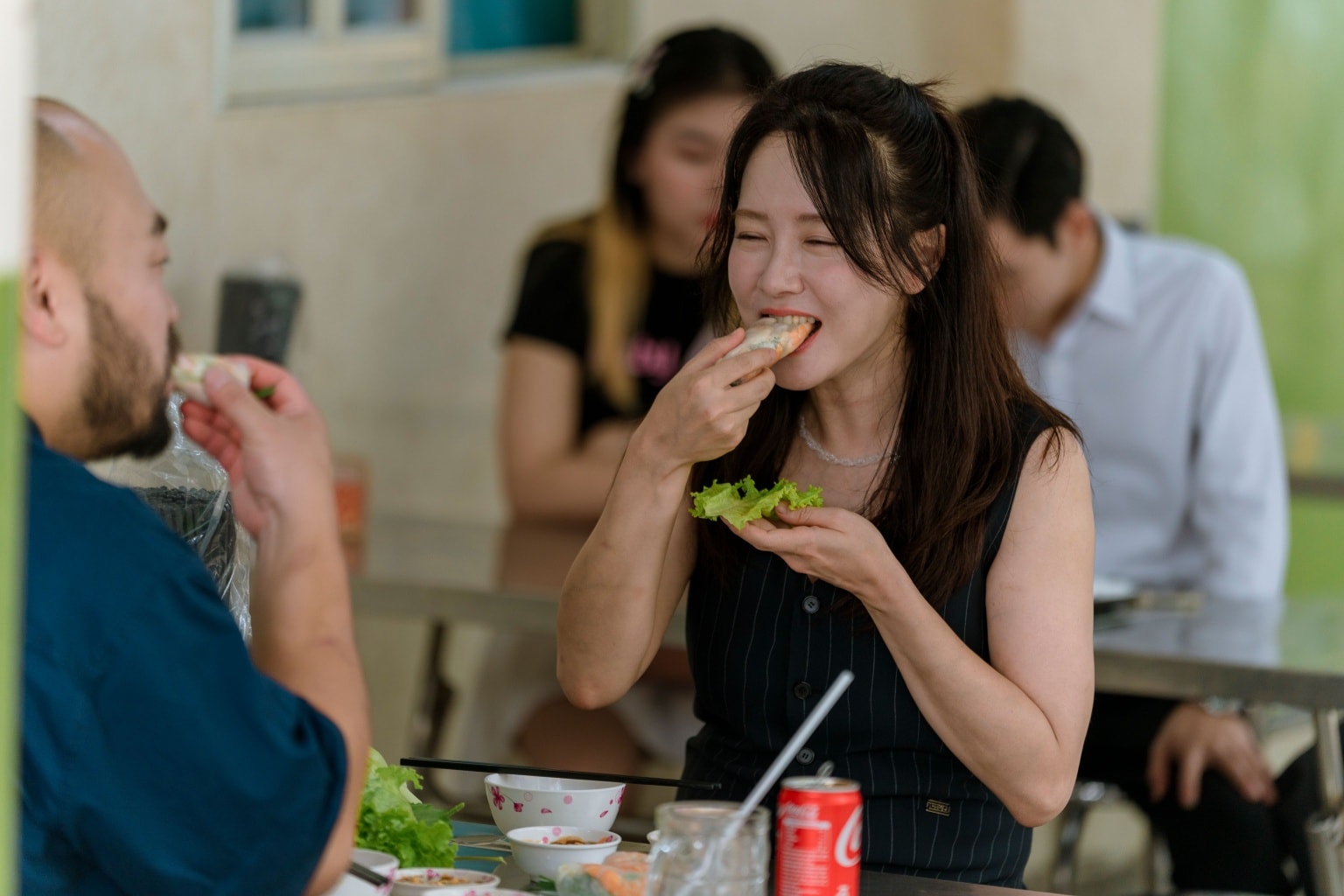 Song Ji Hyo ăn gỏi cuốn ngon lành Thưởng thức gỏi cuốn tại Việt Nam