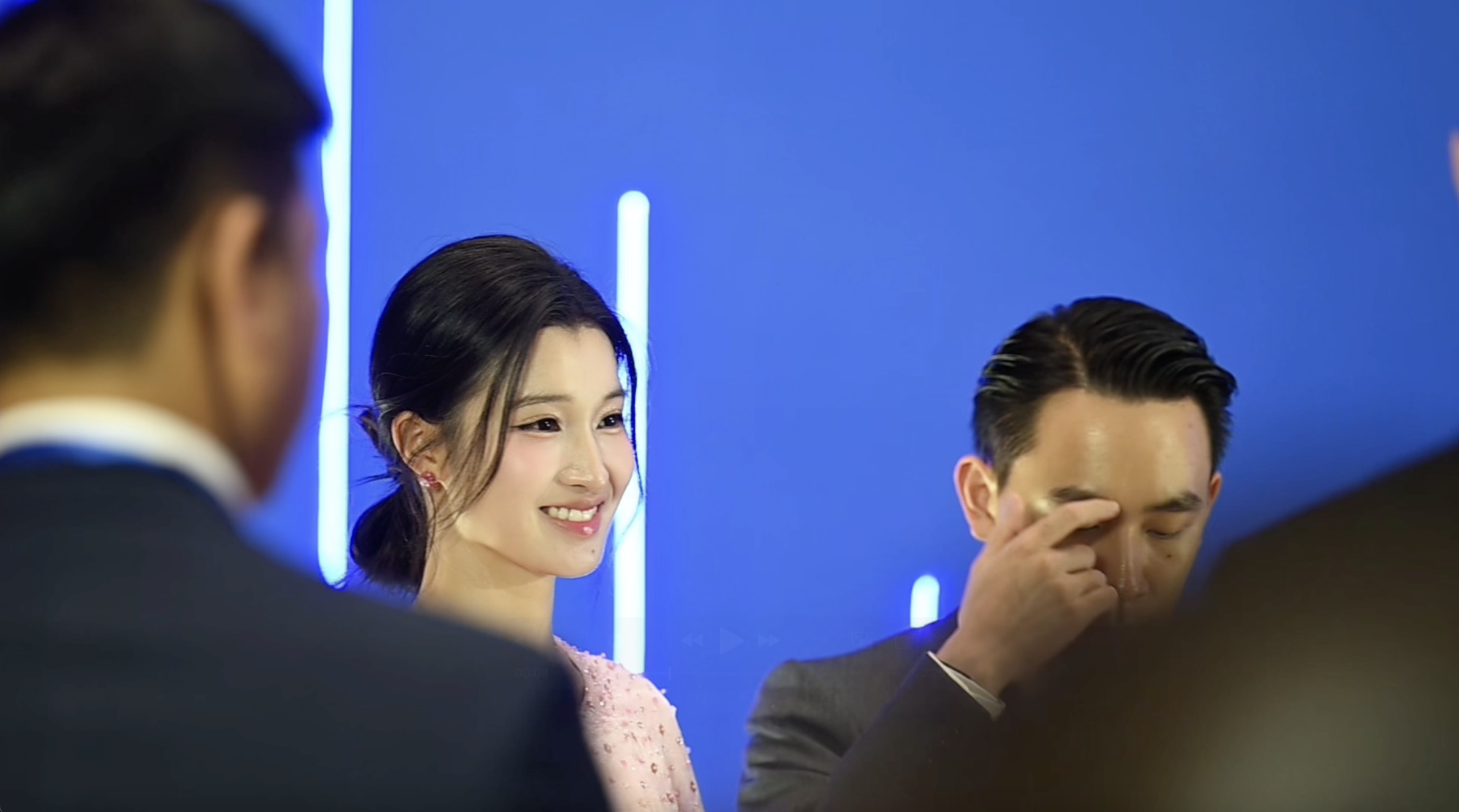 Phương Nhi đẹp 'không góc chết', thái độ của chồng thiếu gia cho vợ gây chú ý - Ảnh 2. Phương Nhi cười chào khách ra về sau lễ trao giải