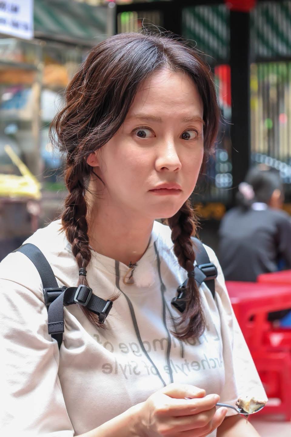 Song Ji Hyo chuẩn bị ăn thử trứng vịt lộn Song Ji Hyo chuẩn bị thưởng thức món trứng vịt lộn